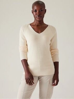 Athleta Hanover Refined V-Neck Sweater in Magnolia White Size Small
